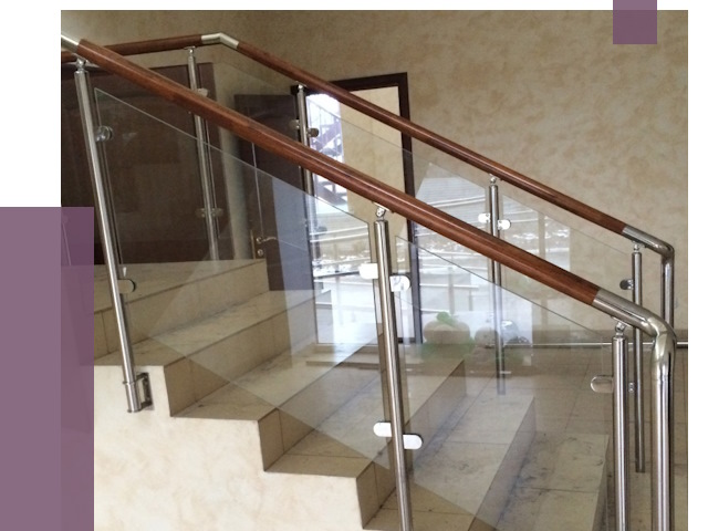 Комбинированные перила из металла и дерева в Красном Сулине