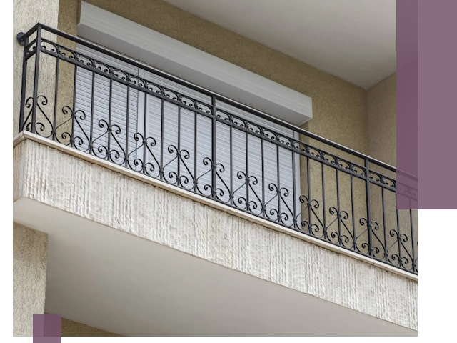 Балконные ограждения из металла и стекла в Красном Сулине для домов