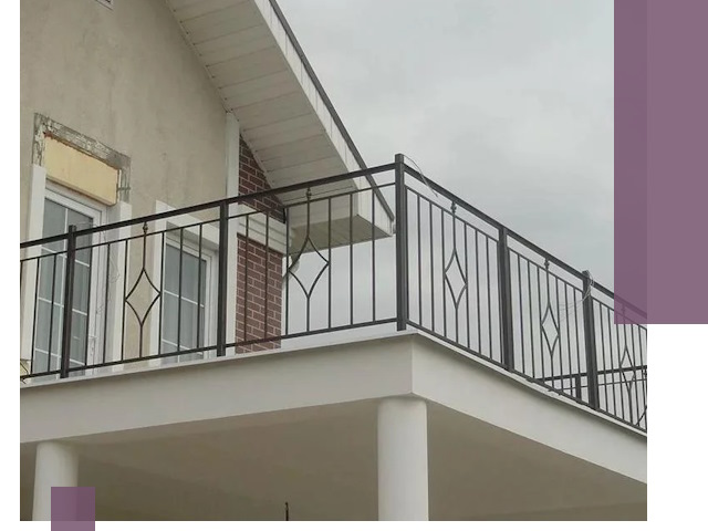 Изготовление балконных ограждений в Красном Сулине из металла и стекла